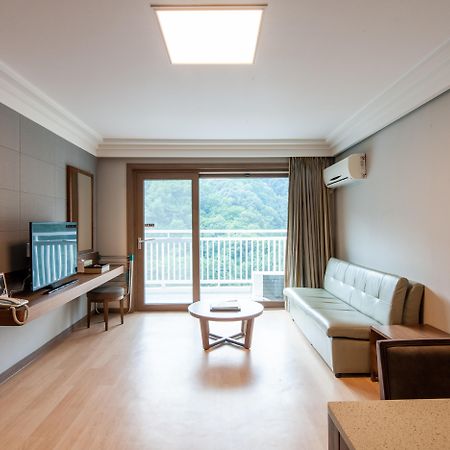 Vivaldi Park Hotell Hongcheon Exteriör bild